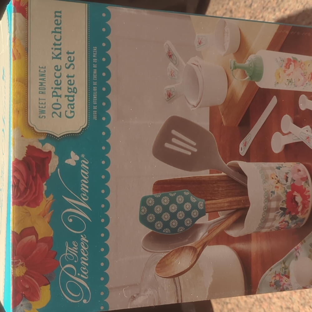 Sweet romance 20 piece kitchen gadget set
